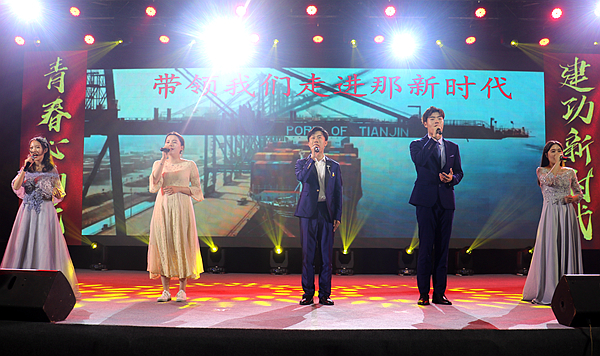 歌曲串唱《走进新时代》