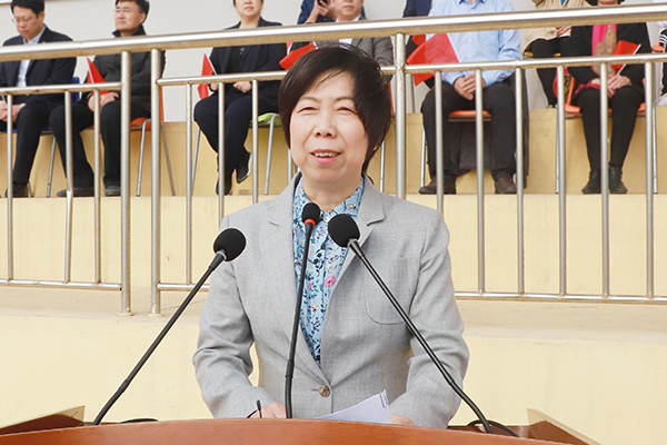 校党委副书记张潍华致开幕词