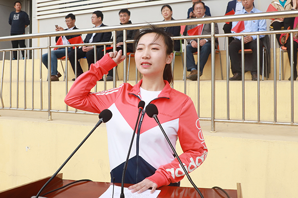 运动员代表王洪平宣誓